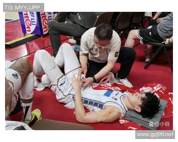 足球球星因意外扭伤伤情牵动球迷关注康复进展备受期待